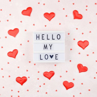 Üstten görünüm aşk tatil kutlama kırmızı kalp lightbox pembe arka plan kopya alanı şablonu tebrik kartı metin tasarım sosyal medya Bloglar ile yaratıcı Sevgililer günü romantik kompozisyon düz yatıyordu