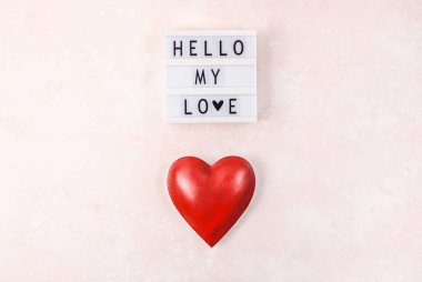 Üstten görünüm aşk tatil kutlama kırmızı kalp lightbox pembe arka plan kopya alanı şablonu tebrik kartı metin tasarım sosyal medya Bloglar ile yaratıcı Sevgililer günü romantik kompozisyon düz yatıyordu