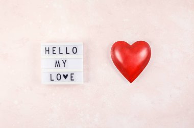 Üstten görünüm aşk tatil kutlama kırmızı kalp lightbox pembe arka plan kopya alanı şablonu tebrik kartı metin tasarım sosyal medya Bloglar ile yaratıcı Sevgililer günü romantik kompozisyon düz yatıyordu