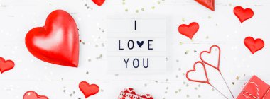 Üstten görünüm aşk tatil kutlama kırmızı kalp lightbox Beyaz ahşap arka plan kopya alanı şablonu tebrik kartı metin tasarım sosyal medya Bloglar ile yaratıcı Sevgililer günü romantik kompozisyon düz yatıyordu