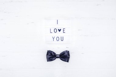 Üstten görünüm aşk tatil kutlama siyah papyon lightbox Beyaz ahşap arka plan kopya alanı şablonu tebrik kartı metin tasarım sosyal medya Bloglar yaratıcı Sevgililer günü romantik kompozisyon düz yatıyordu