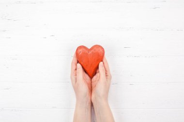 Üstten görünüm aşk tatil kutlama kırmızı kalp el Beyaz ahşap arka plan kopya alanı şablonu tebrik kartı metin tasarım sosyal medya Bloglar ile yaratıcı Sevgililer günü romantik kompozisyon düz yatıyordu