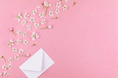 Yaratıcı düz kavramı üstten görünüm boş mektup zarfının lay ve en az tarzı, kutlama, Sevgililer kartları için şablon alan bahar kiraz ağacı çiçekleri ile bin yıllık pembe arka plan üzerinde kopyalama