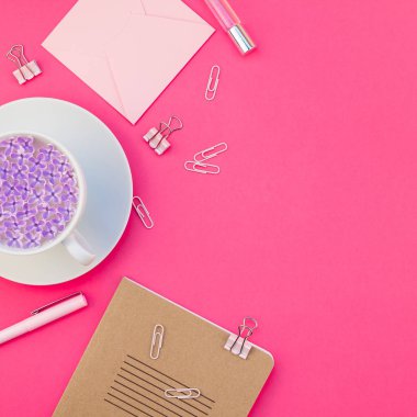 Üstten görünüm düz parlak pembe renk Kağıt arka plan en az stili üzerinde kopya alanı tasarım ofis malzemeleri tarz çalışma masası ve çay yatırın. Kadınsı blog sosyal medya için kare şablon