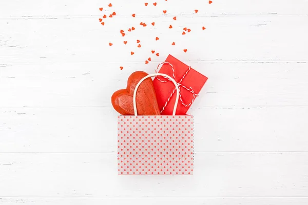 創造的なバレンタインの日ロマンチックな構成フラット レイアウト平面図愛休日のお祝い赤いハートの白い木製の背景コピー スペース テンプレート グリーティング カード本文デザイン ソーシャル メディアのブログ — ストック写真
