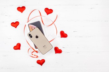 Berlin, Almanya - 09 Aralık 2018: son Apple iphone Xs smartphone kutusu ve kırmızı kalp Beyaz ahşap arka plan karşı. Sevgililer günü hediyesi kavramı kopya alanı ile