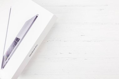 Berlin, Almanya - 09 Aralık 2018: En son Apple Macbook Pro dizüstü bilgisayar Beyaz ahşap arka plan kutu. Unboxing üstten görünüm kavramı kopya alanı ile