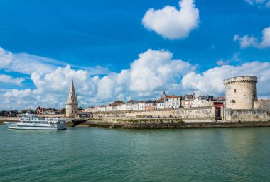 Fransa, La Rochelle - 21 Eylül 2015: La Rochelle Fransa eski kale eski Harbour View kuleleri.