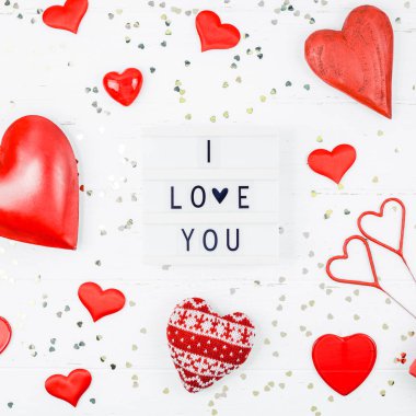 Üstten görünüm aşk tatil kutlama kırmızı kalp lightbox Beyaz ahşap arka plan kopya alanı şablonu tebrik kartı metin tasarım sosyal medya Bloglar ile yaratıcı Sevgililer günü romantik kompozisyon düz yatıyordu