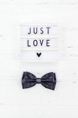 Üstten görünüm aşk tatil kutlama siyah papyon lightbox Beyaz ahşap arka plan kopya alanı şablonu tebrik kartı metin tasarım sosyal medya Bloglar yaratıcı Sevgililer günü romantik kompozisyon düz yatıyordu