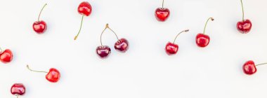 Minimal tarzda beyaz arka plan üzerinde izole kopya alanı ile taze olgun kiraz desen düzeninin uzun geniş afiş. Yaz eğlenceli ve sağlıklı beslenme kavramı. Metin veya gıda tasarımınız için şablon