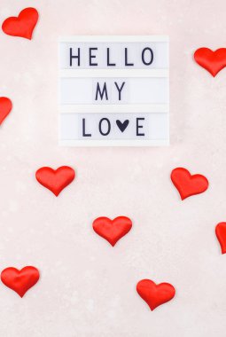 Üstten görünüm aşk tatil kutlama kırmızı kalp lightbox pembe arka plan kopya alanı şablonu tebrik kartı metin tasarım sosyal medya Bloglar ile yaratıcı Sevgililer günü romantik kompozisyon düz yatıyordu