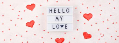 Üstten görünüm aşk tatil kutlama kırmızı kalp lightbox pembe arka plan kopya alanı şablonu tebrik kartı metin tasarım sosyal medya Bloglar ile yaratıcı Sevgililer günü romantik kompozisyon düz yatıyordu