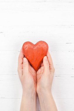 Üstten görünüm aşk tatil kutlama kırmızı kalp el Beyaz ahşap arka plan kopya alanı şablonu tebrik kartı metin tasarım sosyal medya Bloglar ile yaratıcı Sevgililer günü romantik kompozisyon düz yatıyordu