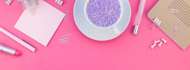 Yaratıcı en iyi görünüm düz kopya alanı bir parlak pembe renk kağıt uzun geniş afiş tasarım ofis malzemeleri tarz çalışma masası ve çay yatırın. Kadınsı blog sosyal medya için şablon
