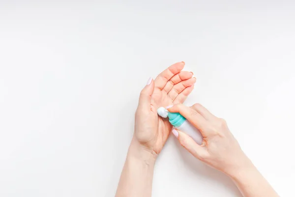 Imagen Creativa Mujer Hidratando Piel Sus Manos Con Loción Crema —  Fotos de Stock