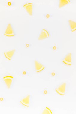 Yaratıcı flatlay ek yükü üstten görünüm narenciye limon dilimleri çerçeve beyaz masa artalanını boşaltmak ile desen. Sıcak yaz ferahlık limonata kavramı. Düzenlenmiş içecek maddeleri