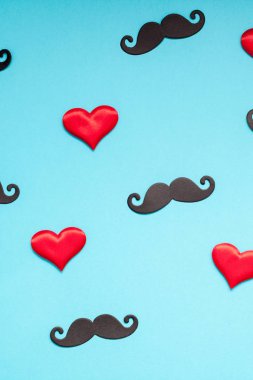 Yaratıcı flatlay ek yükü üstten görünüm retro şık siyah kağıt fotoğraf stand sahne bıyıkları turkuaz arka plan kopya alanı. Erkek Sağlığı Farkındalık ay gün erkeklik kavramı blog sosyal medya babalar