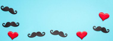 Yaratıcı flatlay ek yükü üstten görünüm retro şık siyah kağıt fotoğraf stand sahne bıyıkları turkuaz arka plan kopya alanı. Erkekler sağlık bilinci ay babalar günü erkeklik kavramı uzun geniş afiş