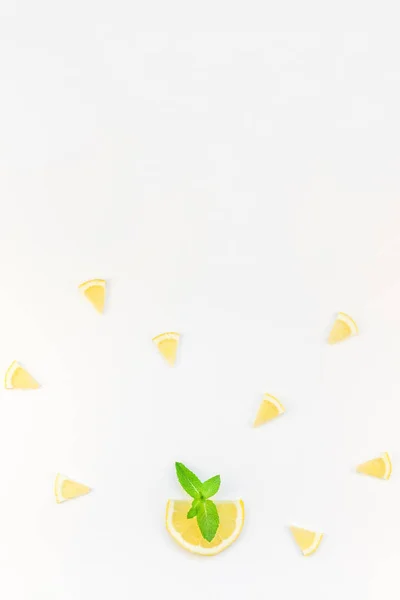 Creative Flatlay Overhead Top View Citrus Lemon Slices Mint Herbs — Stock Photo, Image