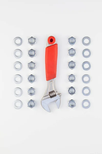 Kreative Hüfthöhe Aus Metallmuttern Und Schraubenschlüssel Auf Weißem Hintergrund Mit — Stockfoto