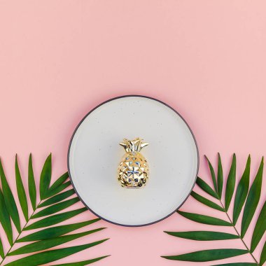 Yaratıcı düz yeşil tropikal palmiye yaprak üstten görünüm boş plaka ile bin yıllık pembe Kağıt arka plan kopya yer sahte yatıyordu. En az tropikal palmiye yaprağı bitkiler yaz kavramı şablon metin veya tasarım için