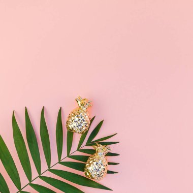 Yaratıcı düz yatıyordu üstten görünüm yeşil tropikal palmiye bin yıllık pembe Kağıt arka plan kopya alanı ananas ile bırakır. En az tropikal palmiye yaprağı bitkiler yaz kavramı şablon metin veya tasarım için