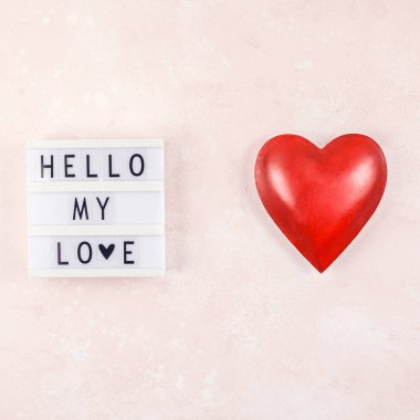 Üstten görünüm aşk tatil kutlama kırmızı kalp lightbox pembe arka plan kopya alanı şablonu tebrik kartı metin tasarım sosyal medya Bloglar ile yaratıcı Sevgililer günü romantik kompozisyon düz yatıyordu