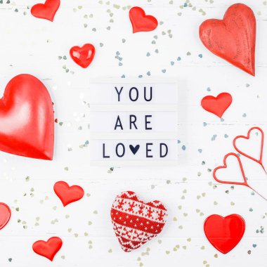 Üstten görünüm aşk tatil kutlama kırmızı kalp lightbox Beyaz ahşap arka plan kopya alanı şablonu tebrik kartı metin tasarım sosyal medya Bloglar ile yaratıcı Sevgililer günü romantik kompozisyon düz yatıyordu