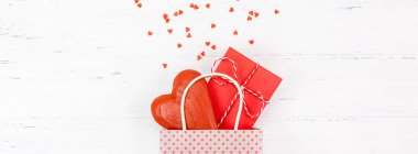 Üstten görünüm aşk tatil kutlama kırmızı kalp Beyaz ahşap arka plan kopya alanı şablonu tebrik kartı metin tasarım sosyal medya Bloglar ile yaratıcı Sevgililer günü romantik kompozisyon düz yatıyordu