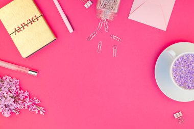 Yaratıcı en iyi görünüm düz parlak pembe renk Kağıt arka plan en az stili üzerinde kopya alanı tasarım ofis malzemeleri tarz çalışma masası ve çay yatırın. Kadınsı blog sosyal medya için şablon