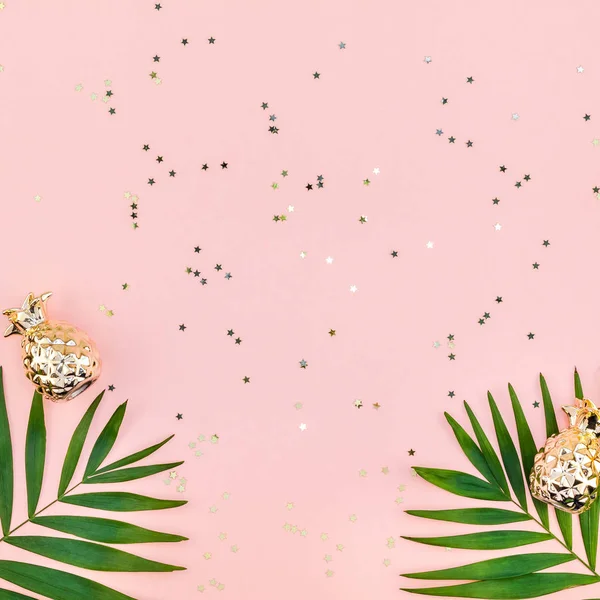 Kreativa Platt Lekmanna Ovanifrån Gröna Tropiska Palm Lämnar Tusenåriga Rosa — Stockfoto