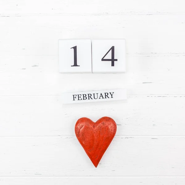 創造的なバレンタインの日ロマンチックな構成フラット レイアウト平面図愛の休日お祝い赤いハート カレンダー日付白い木製の背景コピー スペース テンプレート グリーティング カード本文デザイン ソーシャル メディアのブログ — ストック写真