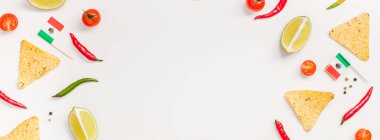 Yaratıcı üst beyaz arka plan kopya alanı üzerinde düz yatıyordu taze Meksika yemeği malzemeler tortilla cips cips sarımsak biber kireç domates ile görüntüleyin. Gıda hazırlama pişirme kavram çerçevesi uzun geniş afiş