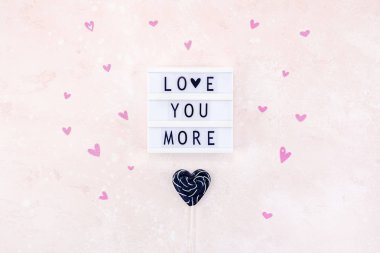 Üstten görünüm aşk tatil kutlaması siyah kalp lightbox pembe arka plan kopya alanı şablonu tebrik kartı metin tasarım sosyal medya Bloglar ile yaratıcı Sevgililer günü romantik kompozisyon düz yatıyordu