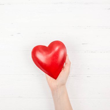 Üstten görünüm aşk tatil kutlama kırmızı kalp el Beyaz ahşap arka plan kopya alanı şablonu tebrik kartı metin tasarım sosyal medya Bloglar ile yaratıcı Sevgililer günü romantik kompozisyon düz yatıyordu