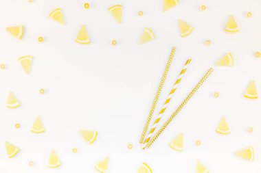 Yaratıcı flatlay ek yükü üstten görünüm narenciye limon dilimleri çerçeve beyaz masa artalanını boşaltmak ile desen. Sıcak yaz ferahlık limonata kavramı. Payet ve şeker içecek maddeleri düzenlenmiş