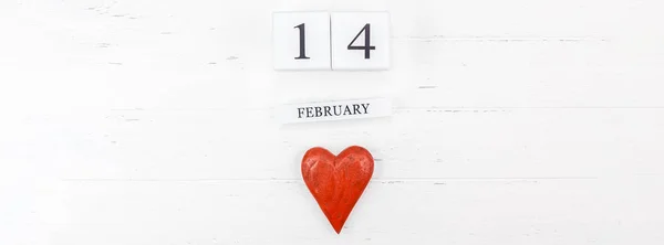 創造的なバレンタインの日ロマンチックな構成フラット レイアウト平面図愛の休日お祝い赤いハート カレンダー日付白い木製の背景コピー スペース テンプレート グリーティング カード本文デザイン ソーシャル メディアのブログ — ストック写真