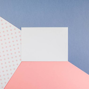 Yaratıcı üstten görünüm boş kağıt sayfası pembe Kartpostal arka plan kopya alanı kadar alay et. En az geometri kavramı şablonu