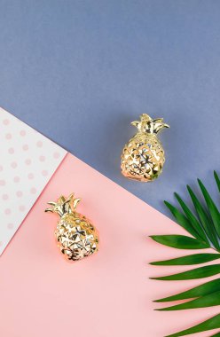 Yaratıcı düz renk Kağıt arka plan kopya alanı ile tropikal palmiye yaprak yeşil üstten görünüm yatıyordu. En az tropikal palmiye yaprağı bitkiler yaz kavramı şablon metin veya tasarım için