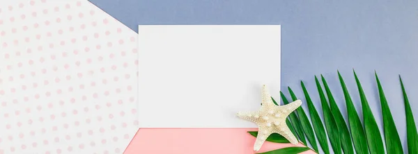 创意平躺顶视图模拟绿色热带棕榈叶椰子空白纸粉红色明信片背景复制空间 最小热带棕榈叶植物夏季旅游概念模板 — 图库照片