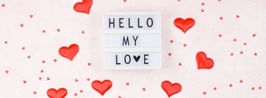 Üstten görünüm aşk tatil kutlama kırmızı kalp lightbox pembe arka plan kopya alanı şablonu tebrik kartı metin tasarım sosyal medya Bloglar ile yaratıcı Sevgililer günü romantik kompozisyon düz yatıyordu