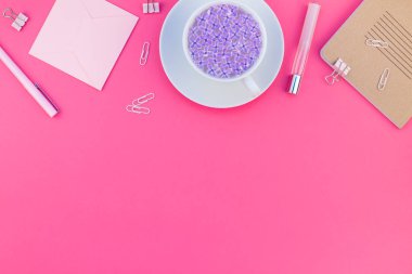 Yaratıcı en iyi görünüm düz parlak pembe renk Kağıt arka plan en az stili üzerinde kopya alanı tasarım ofis malzemeleri tarz çalışma masası ve çay yatırın. Kadınsı blog sosyal medya için şablon