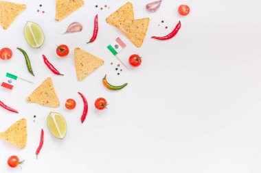 Tortilla cips ile taze Meksika yemeği malzemelerin yaratıcı en iyi görünüm düz lay kopya alanı beyaz masa zemin üzerine sarımsak biber kireç domates fişleri. Gıda hazırlama pişirme kavram çerçevesi