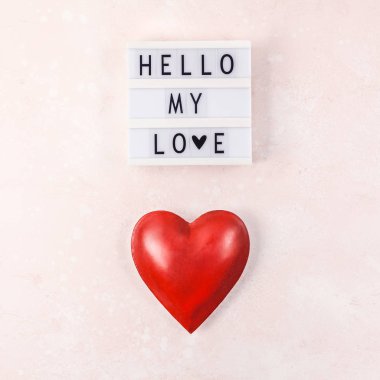 Üstten görünüm aşk tatil kutlama kırmızı kalp lightbox pembe arka plan kopya alanı şablonu tebrik kartı metin tasarım sosyal medya Bloglar ile yaratıcı Sevgililer günü romantik kompozisyon düz yatıyordu