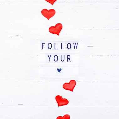 Üstten görünüm aşk tatil kutlama kırmızı kalp lightbox Beyaz ahşap arka plan kopya alanı şablonu tebrik kartı metin tasarım sosyal medya Bloglar ile yaratıcı Sevgililer günü romantik kompozisyon düz yatıyordu