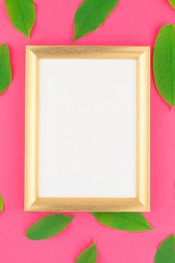 Taze yeşil desenle yaratıcı düz yatıyordu üstten görünüm kadar altın çerçeve sahte parlak pembe zemin üzerine bırakır ve en az popüler sanat stil, şablon için metin alanı kopyalayın