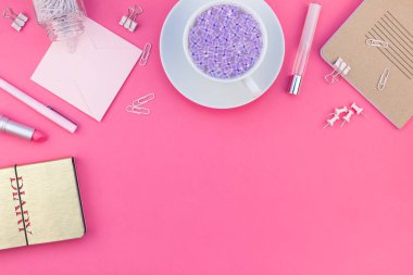 Yaratıcı en iyi görünüm düz parlak pembe renk Kağıt arka plan en az stili üzerinde kopya alanı tasarım ofis malzemeleri tarz çalışma masası ve çay yatırın. Kadınsı blog sosyal medya için şablon