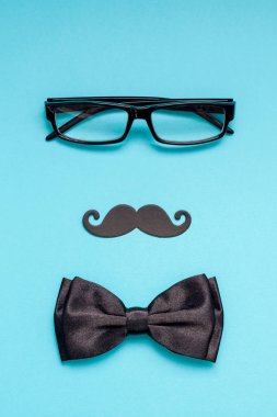 Yaratıcı flatlay ek yükü üstten görünüm retro şık siyah kağıt fotoğraf stand sahne bıyıkları turkuaz arka plan kopya alanı. Erkek Sağlığı Farkındalık ay gün erkeklik kavramı blog sosyal medya babalar