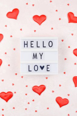 Üstten görünüm aşk tatil kutlama kırmızı kalp lightbox pembe arka plan kopya alanı şablonu tebrik kartı metin tasarım sosyal medya Bloglar ile yaratıcı Sevgililer günü romantik kompozisyon düz yatıyordu